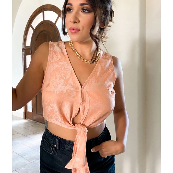 Floral print crop top. - Picture 5 of 5